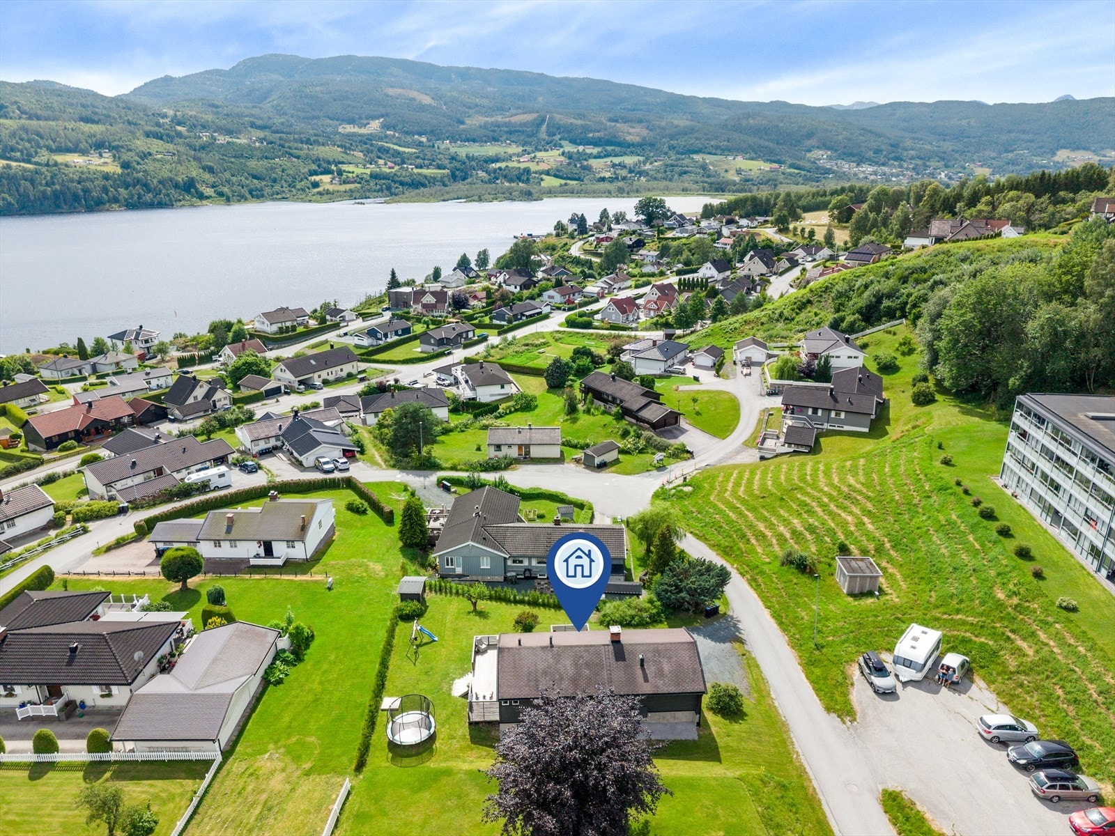 På Sætre, beliggende på motsatt side av Tinnelva, ligger for øvrig Notodden ungdomsskole og Universitetet i Sørøst-Norge - Campus Notodden. Ved ungdomsskolen er det opparbeidet et flott idrettsanlegg. Galleribilde