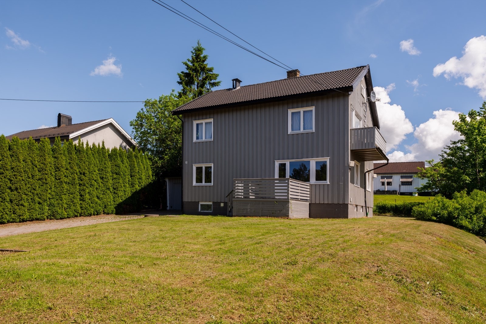 Boligen ligger i et etablert og rolig boligområde, perfekt for barnefamilier. Galleribilde