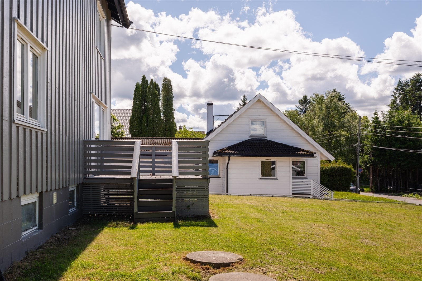 Uteområde med gressplen og adkomst til terrassen. Galleribilde