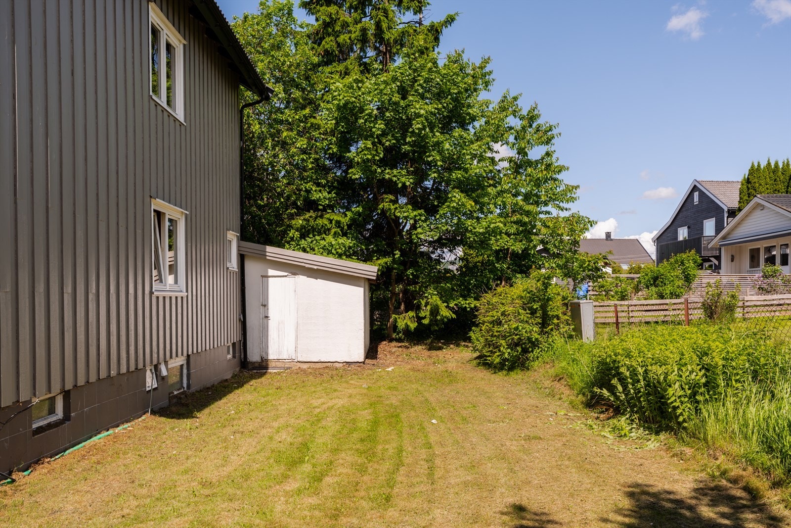 Eiendommen har en utvendig bod på cirka 11 m² for ekstra lagring. Galleribilde