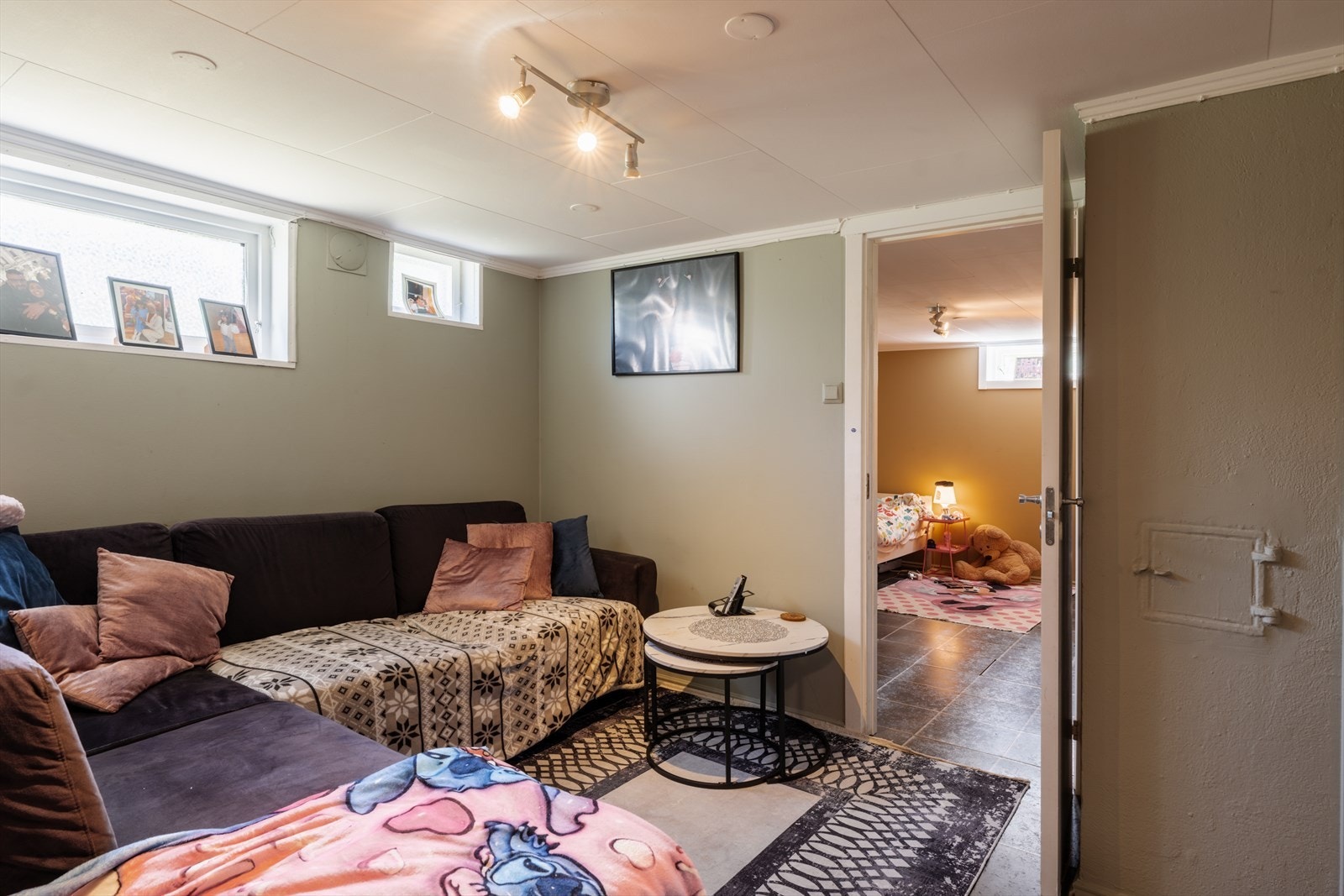 Innredet rom i kjelleretasjen med laminat på gulvet. Galleribilde