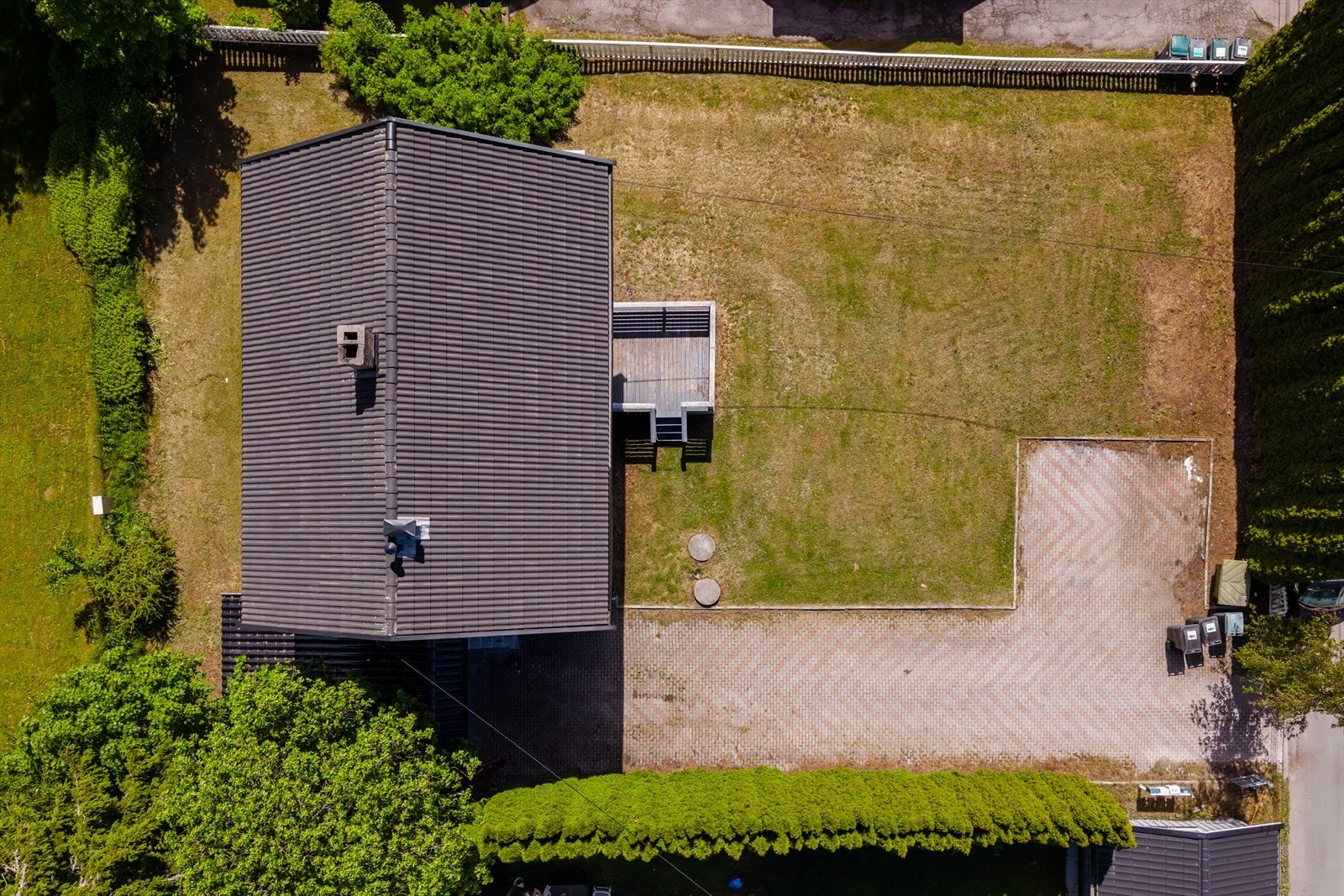 Boligen ligger i et veletablert nabolag på Høybråten, preget av småhusbebyggelse og grønne hager. Galleribilde