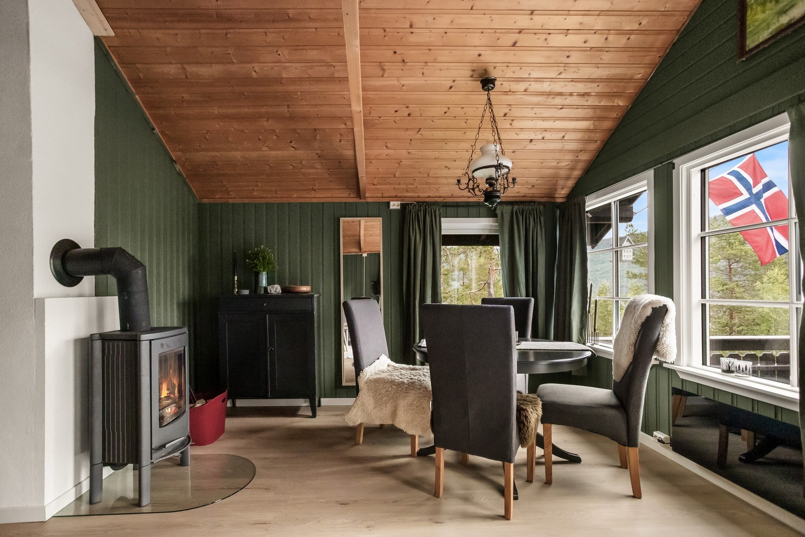 Store vindusflater sørger for godt med naturlig lys Galleribilde