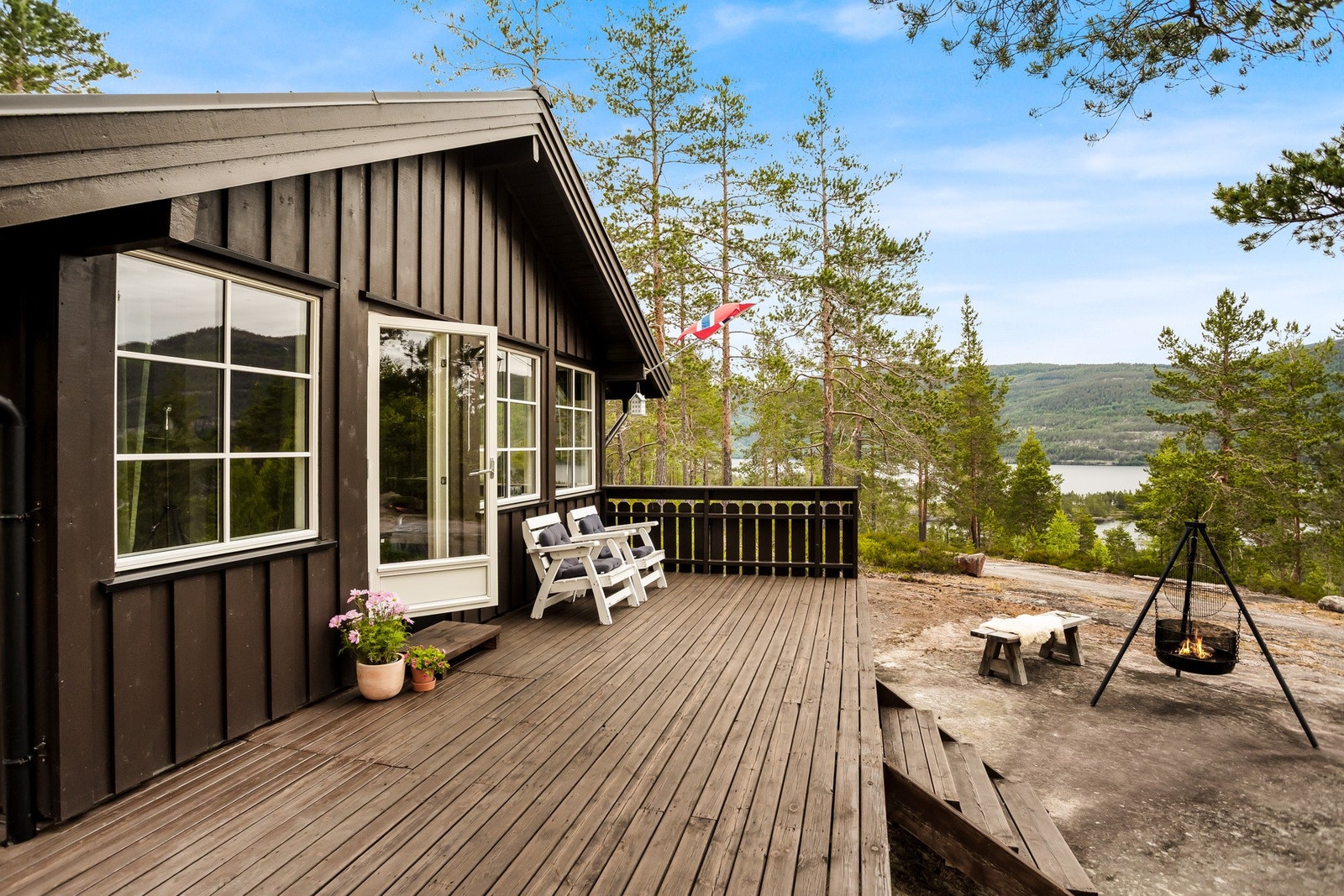 Stor terrasse med fin utsikt mot Vråvatn. Galleribilde