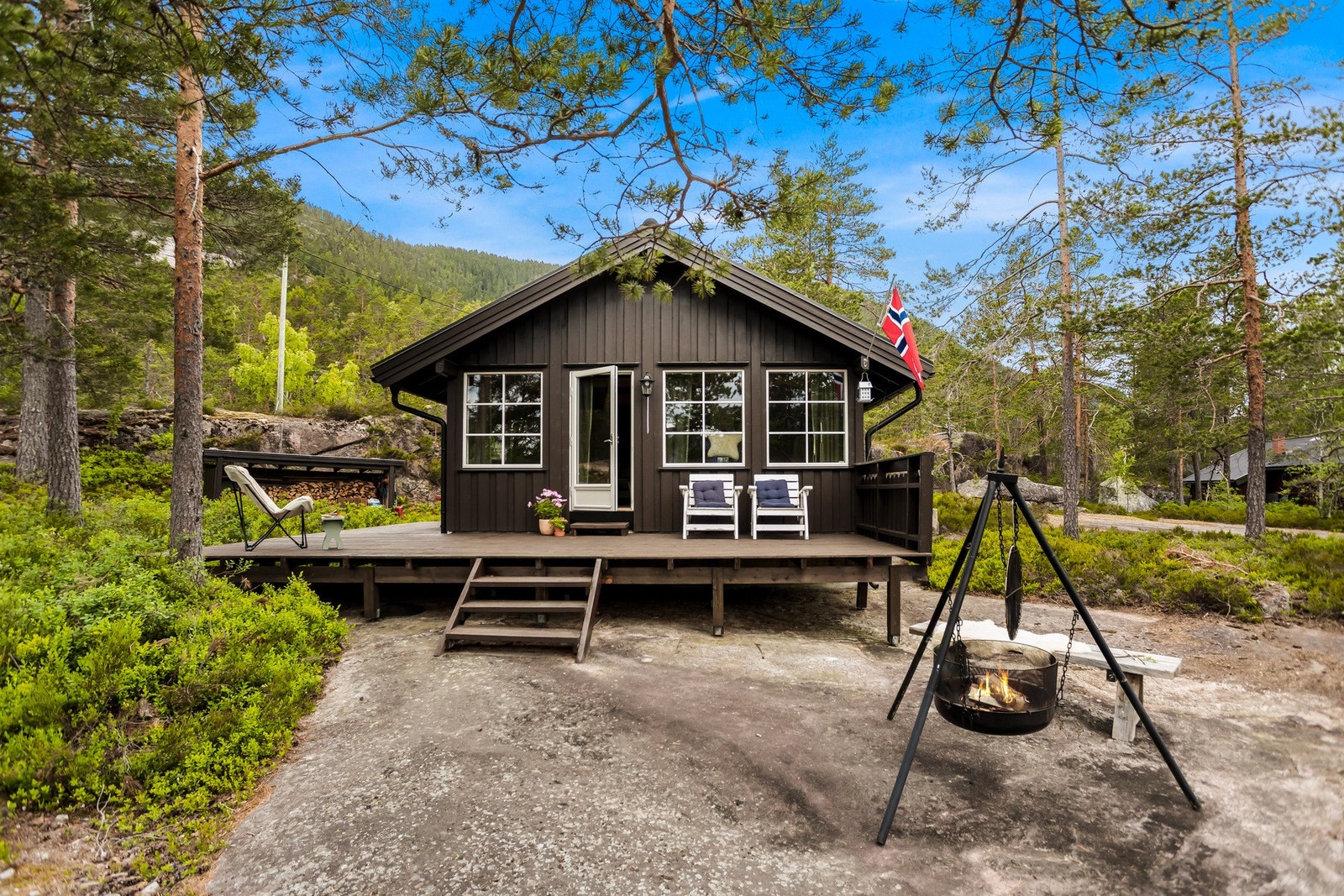 Med beliggenheten på Breikil har den en flott utsikt over Vråvatn og de omkringliggende fjellområdene i Vrådal. Galleribilde