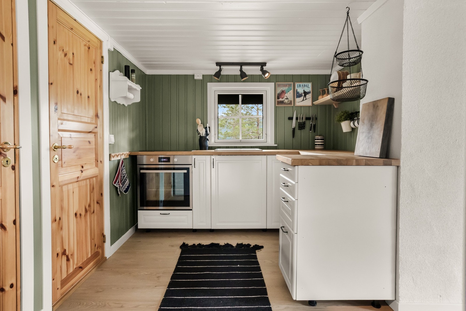 Kjøkkenet har en praktisk layout med ny kjøkkeninnredning, benkeplater og vask. Galleribilde