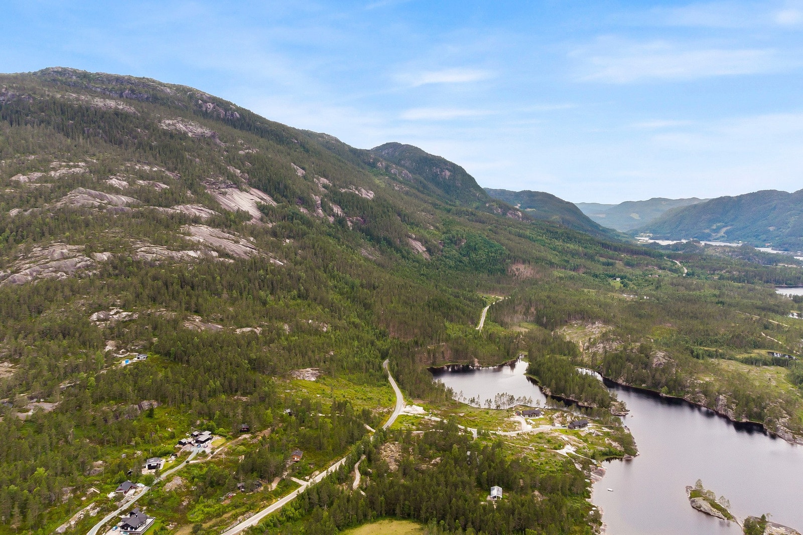 Vrådal Panorama Skisenter har 15 nedfarter på i alt 15 km og fem heiser, inkludert åtteseters stolheis. Galleribilde