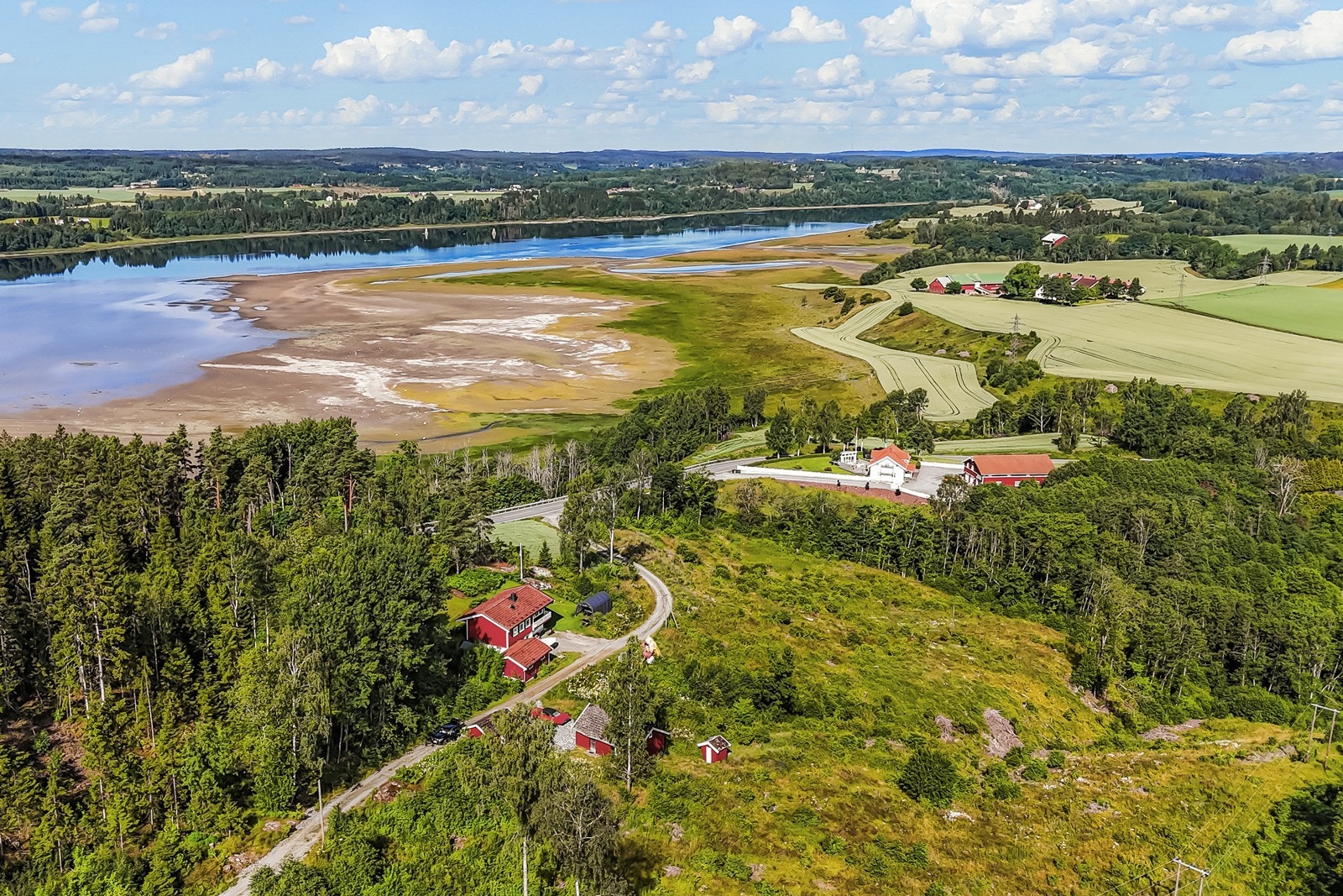 Enebolig fra 1953 med stort potensial. Et renoveringsobjekt på en 966 m² stor naturtomt. Galleribilde
