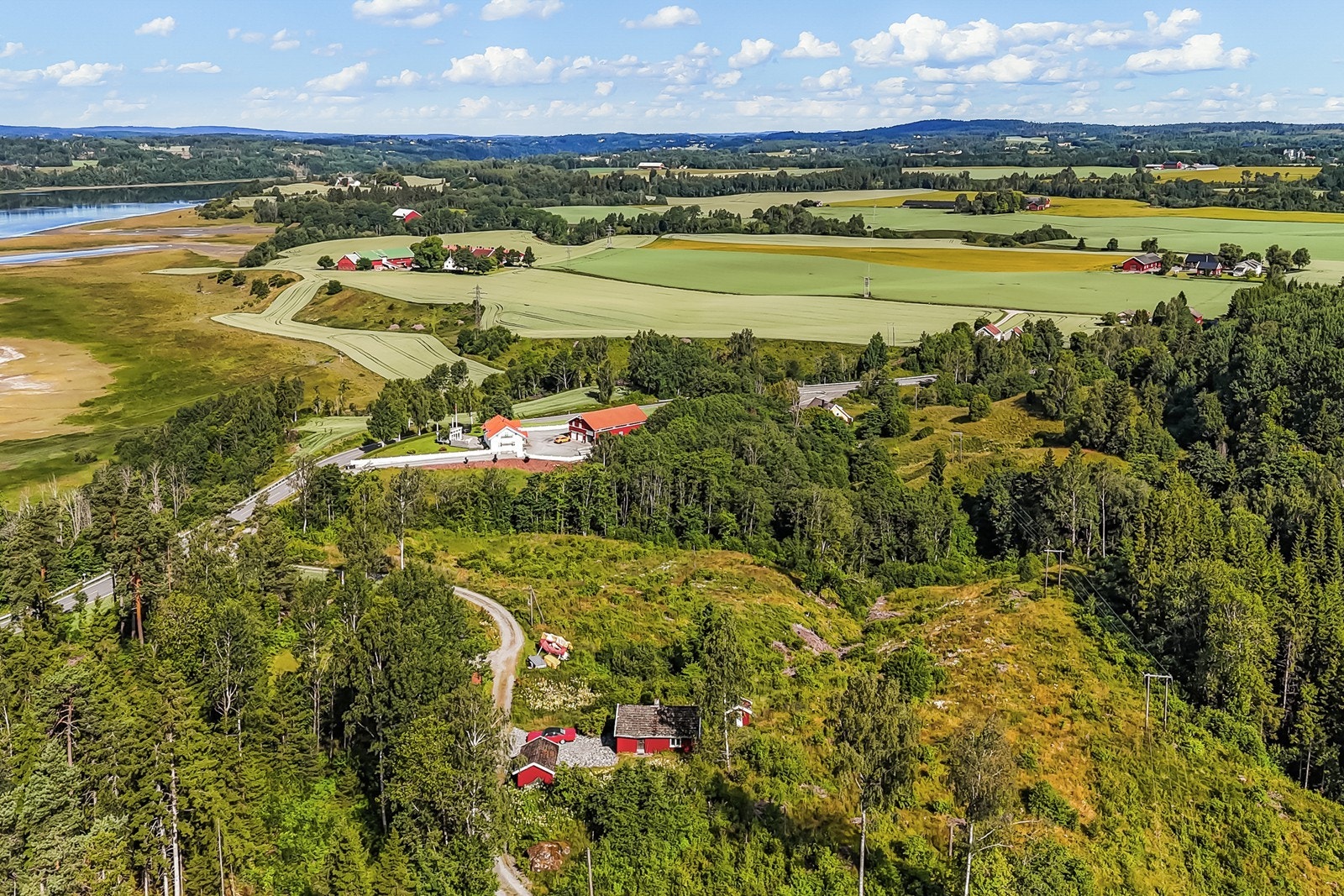 Beliggenheten gir kort vei til servicetilbud i både Askim og Mysen. Galleribilde