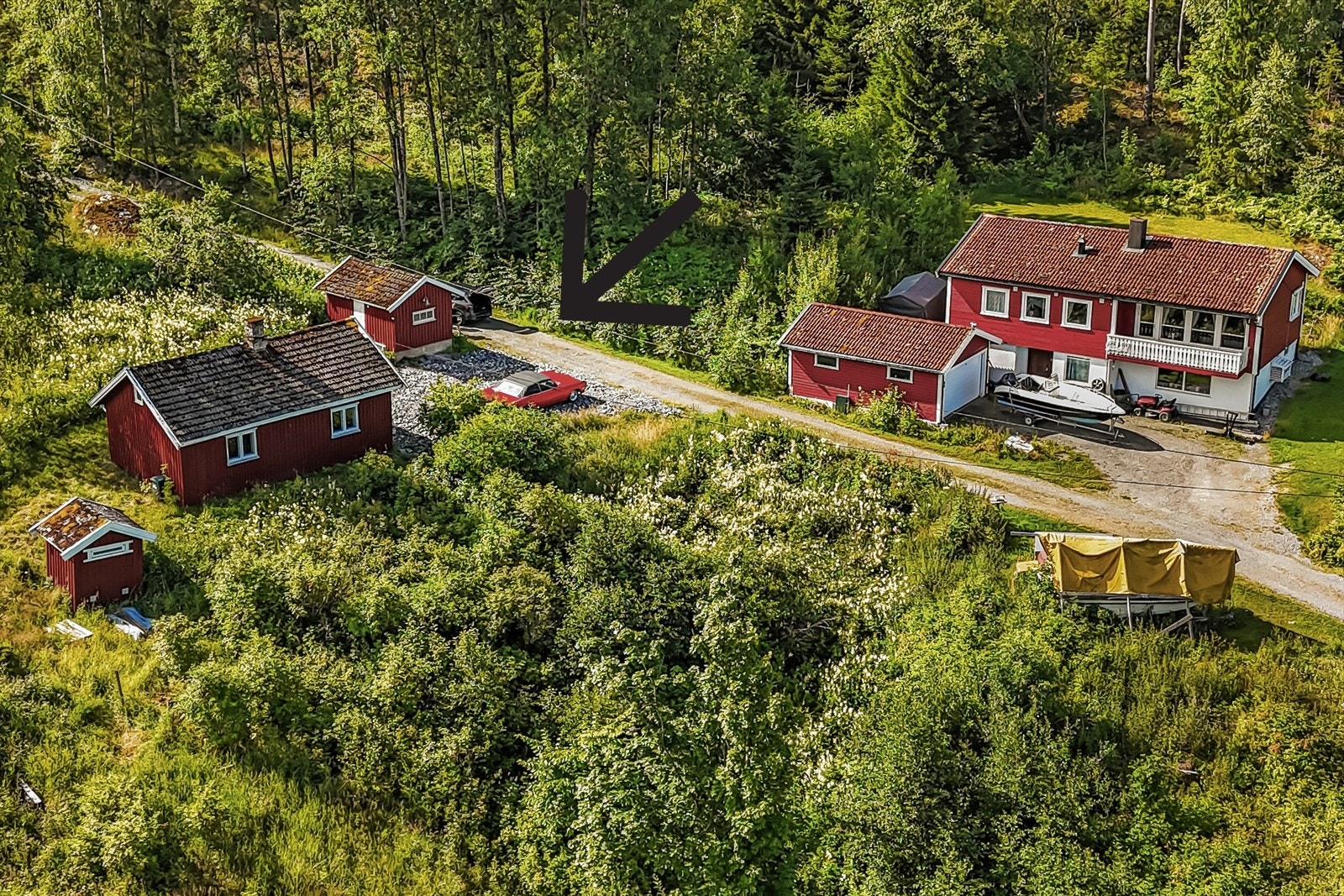 Eiendommen ligger landlig til med umiddelbar nærhet til Glomma og flotte turområder. Galleribilde