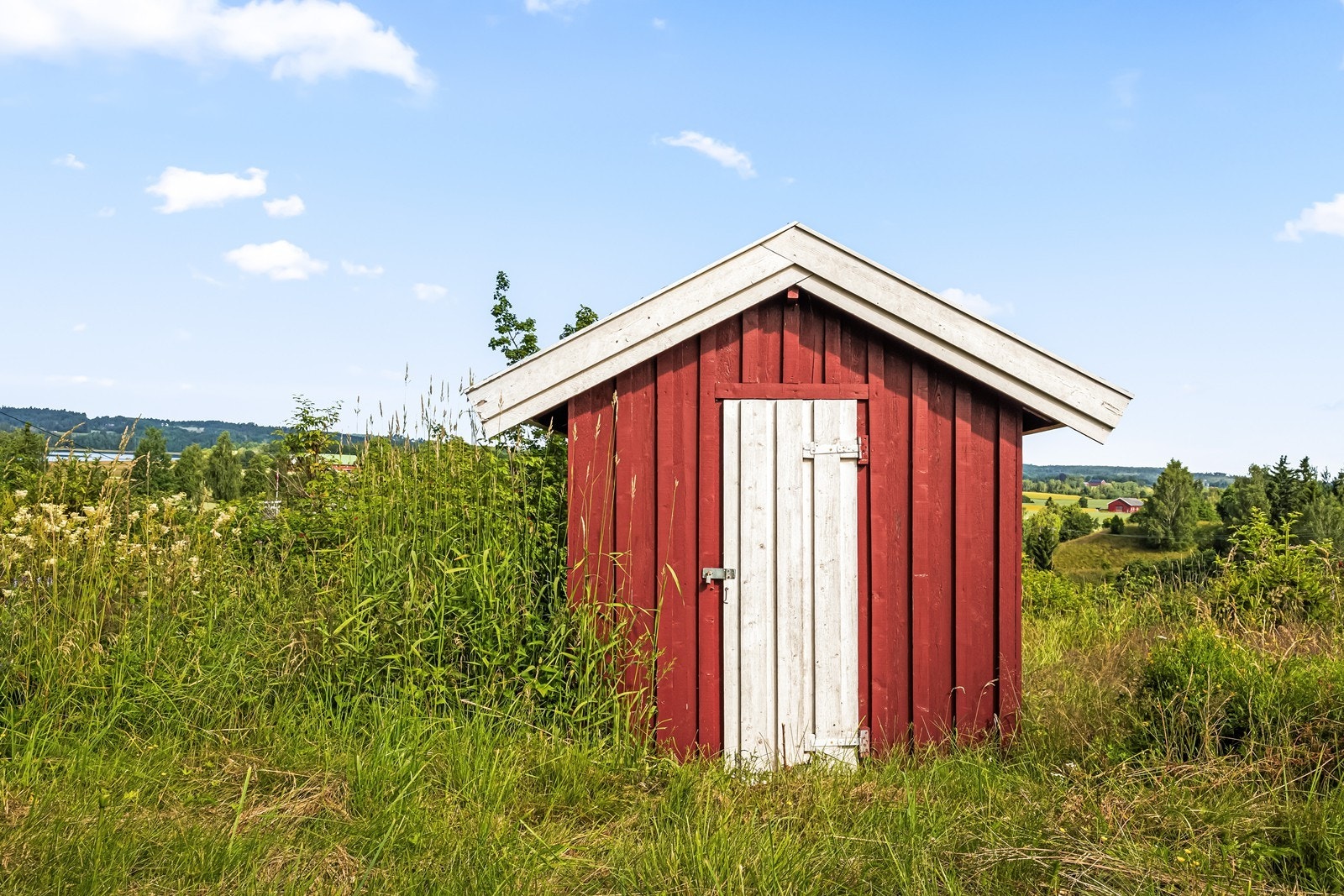 Frittliggende utedo på tomten, oppført i tre med saltak tekket med takstein. Galleribilde