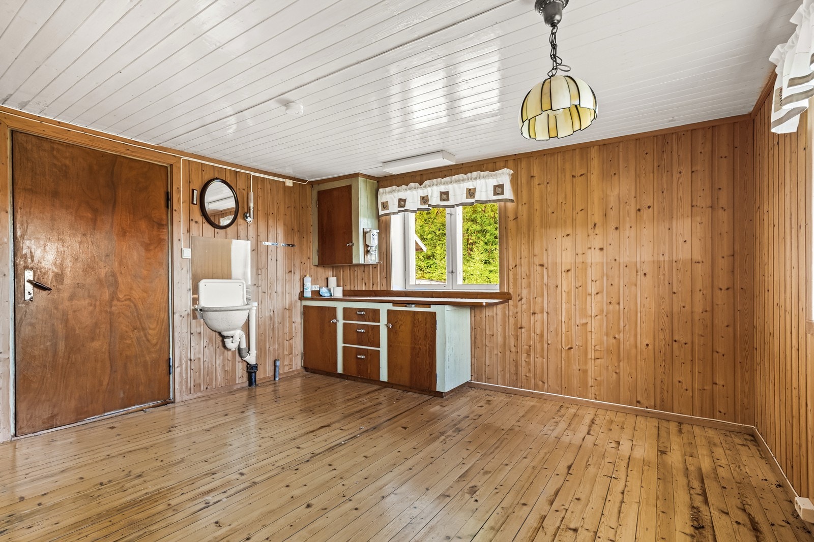 Kjøkken med original innredning og utslagsvask. Boligen har ikke innlagt vann. Galleribilde
