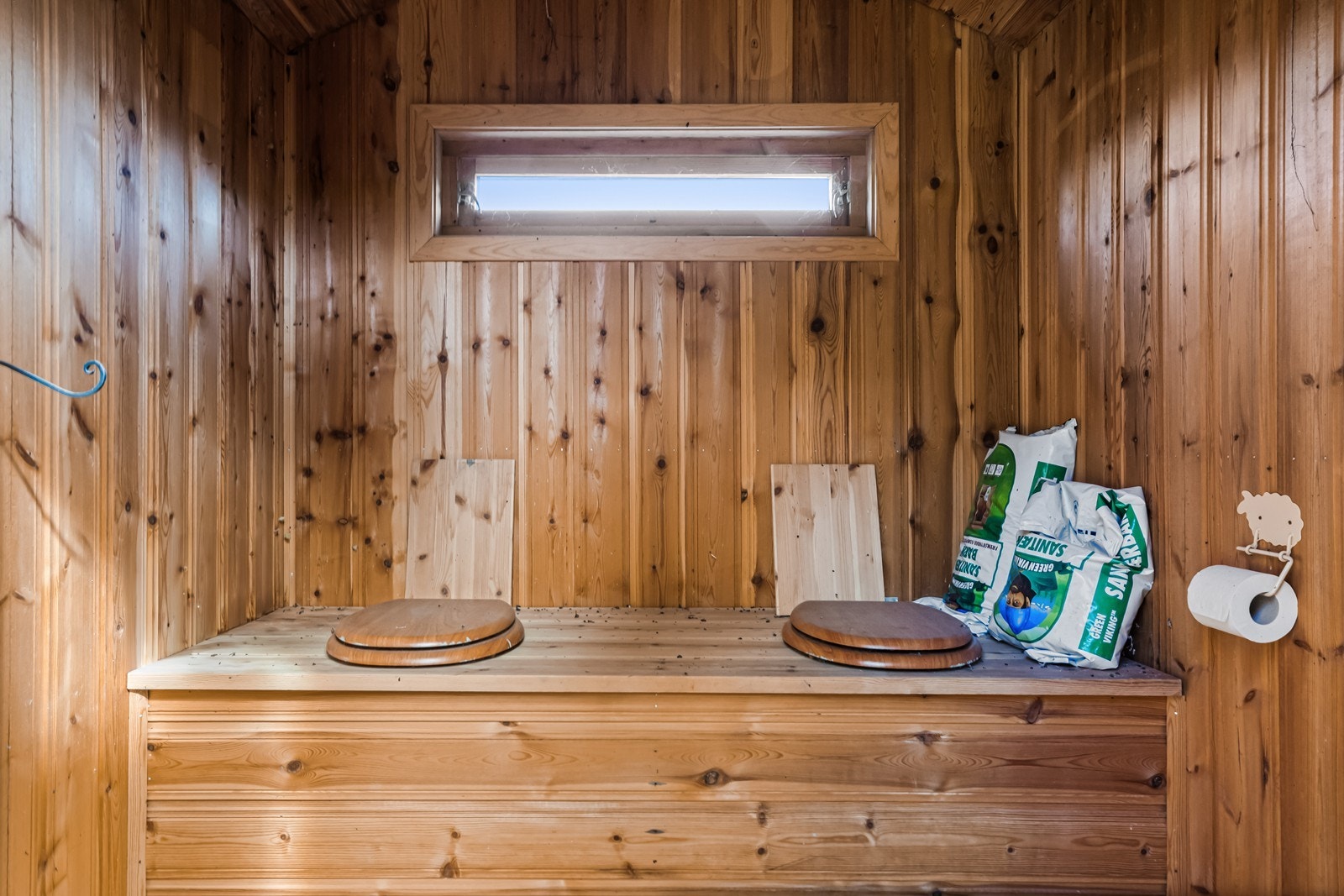 Innvendig har utedoen panel på vegger og tak, samt en do-benk med dobbel do. Galleribilde