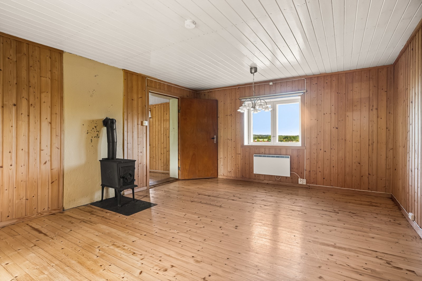 Stuen har originale tregulv og panel på veggene, med en takhøyde på cirka 2,1 meter. Galleribilde