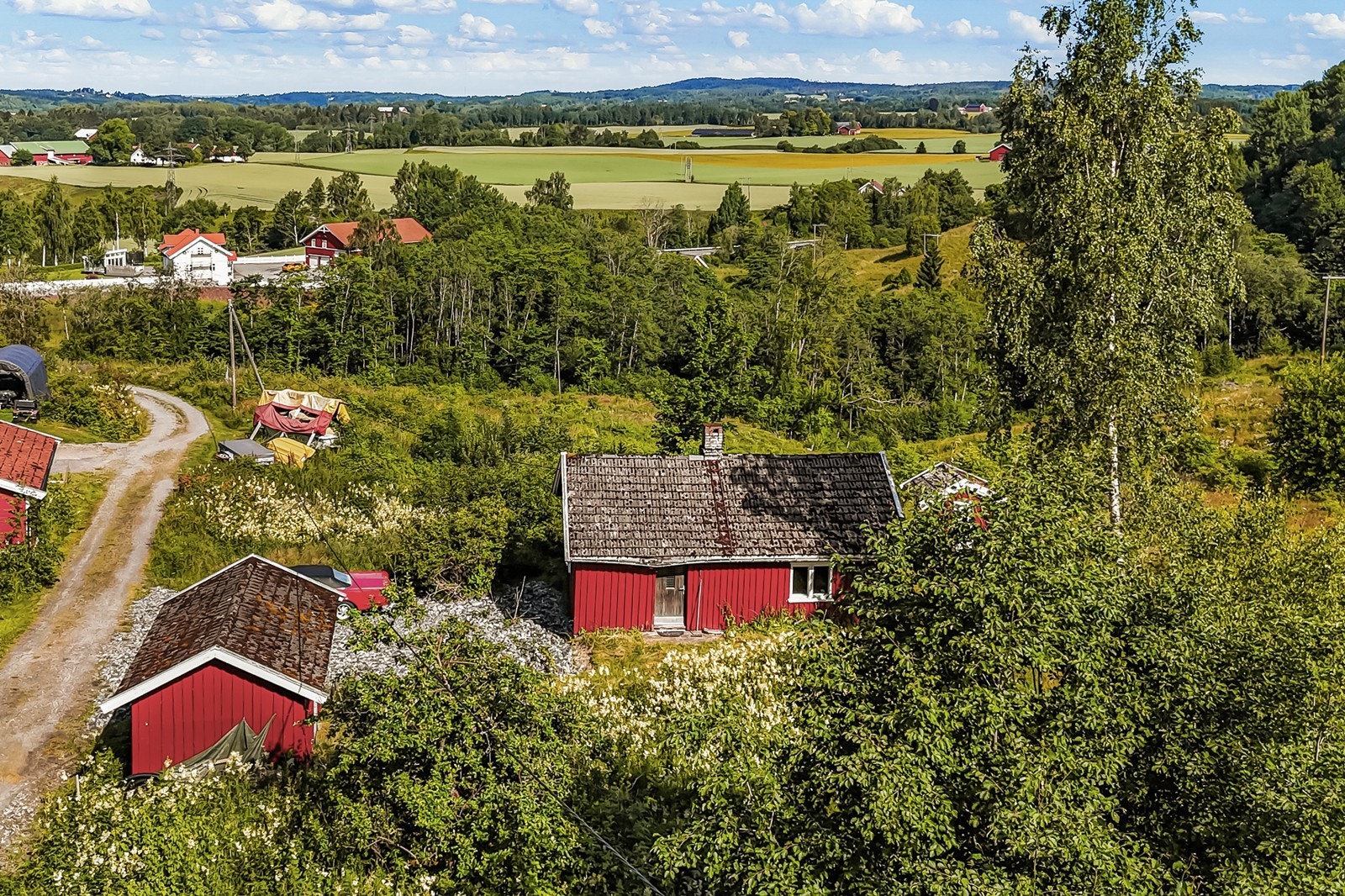 Tomten er skrånende mot nordvest og byr på utsikt over det omkringliggende landskapet. Galleribilde