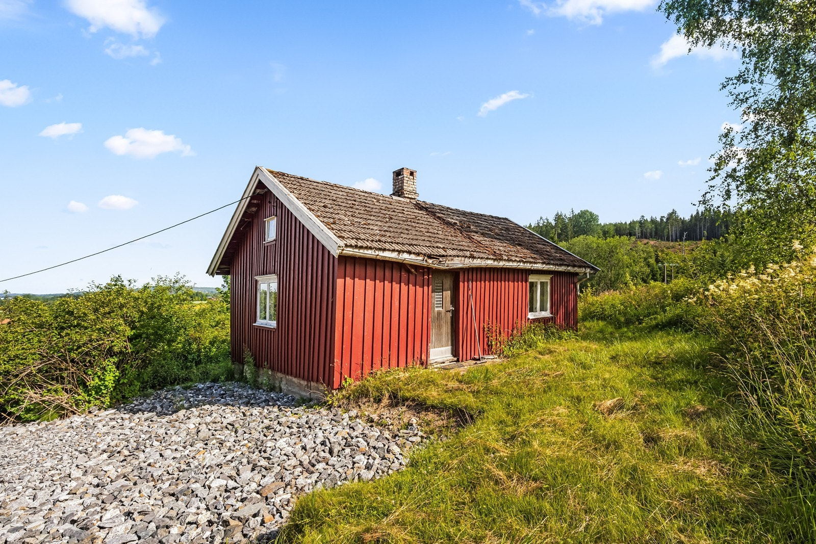 Eneboligen har saltak tekket med tegltakstein og vinduer med koblede glass. Galleribilde