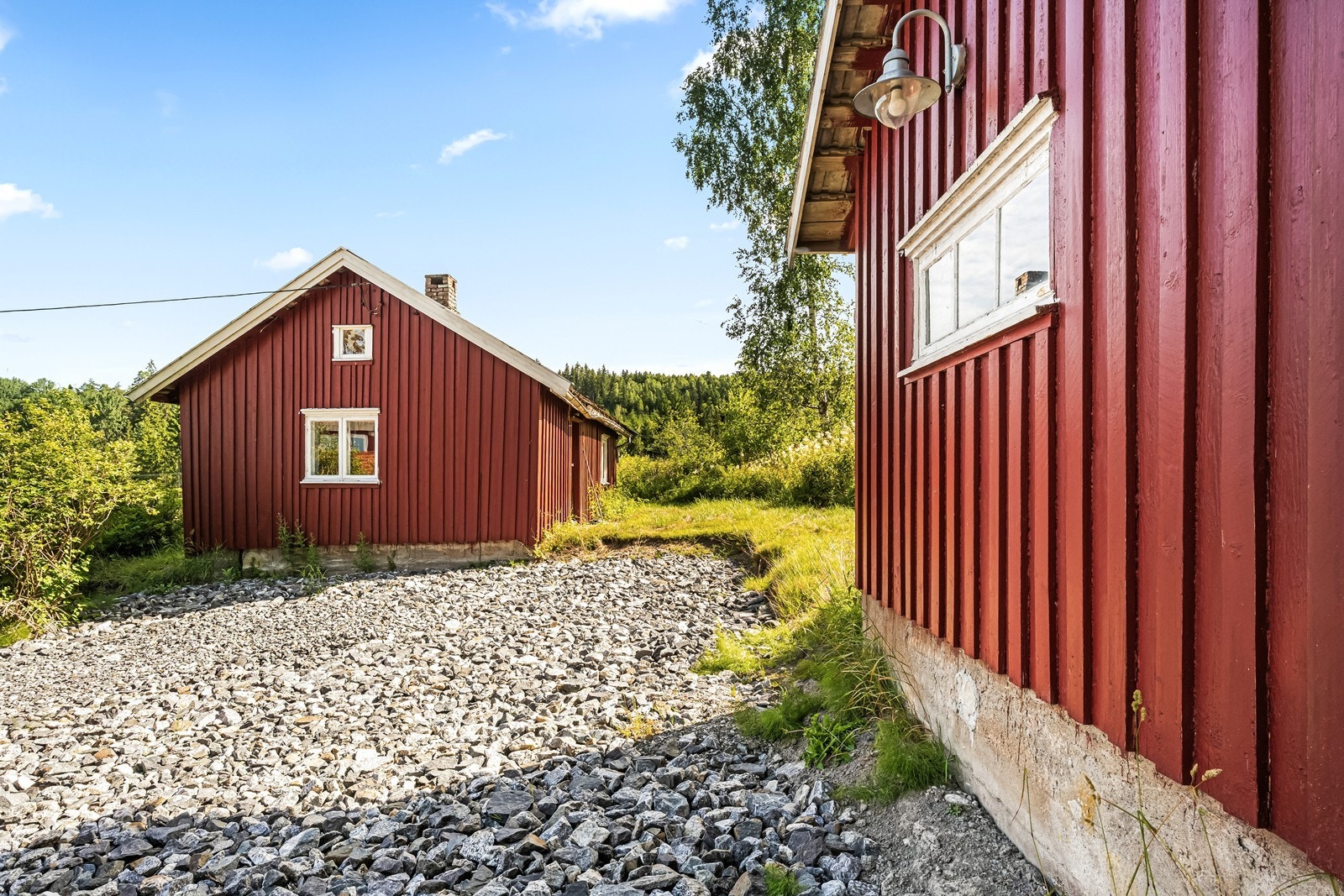 Nylig opparbeidet og grovplanert biloppstillingsplass på eiendommen. Galleribilde