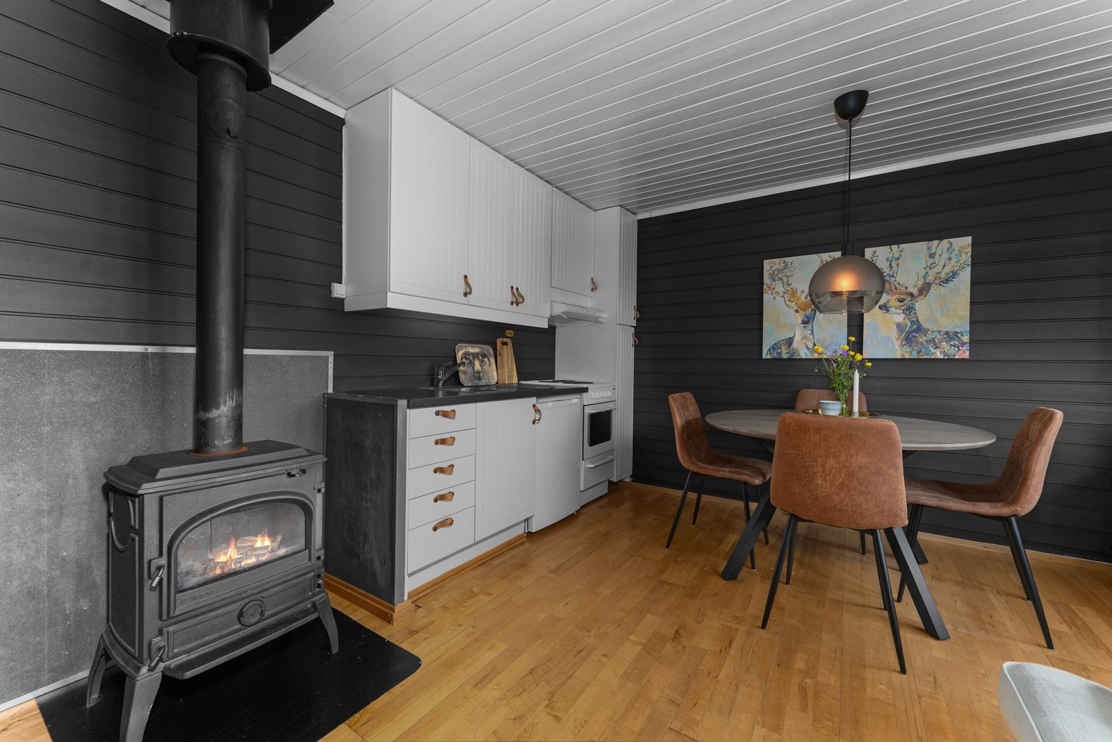 Kjøkkenet ligger i åpen forbindelse med stuen og har en praktisk utforming med lyse, profilerte fronter og laminat benkeplate. Galleribilde