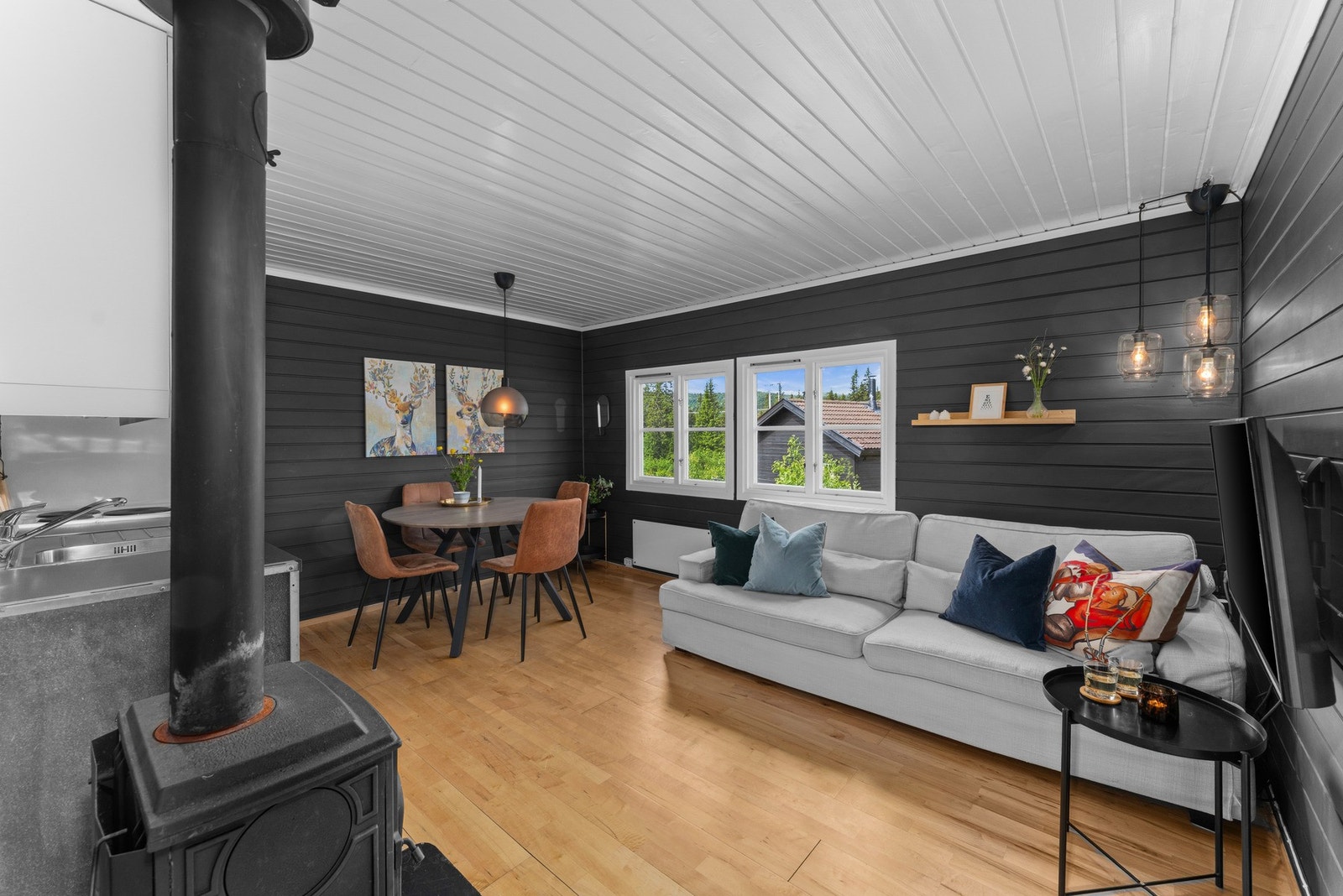 Den åpne planløsningen mellom stue, kjøkken og spiseplass gir en sosial og hyggelig ramme for både hverdager og ferier på fjellet. Galleribilde