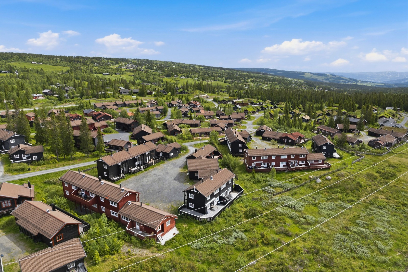 Leiligheten ligger i Skeikampen Fjellandsby, et attraktivt fritidsområde bestående av en variert bebyggelse med frittstående hytter, tomannsboliger og leiligheter. Galleribilde