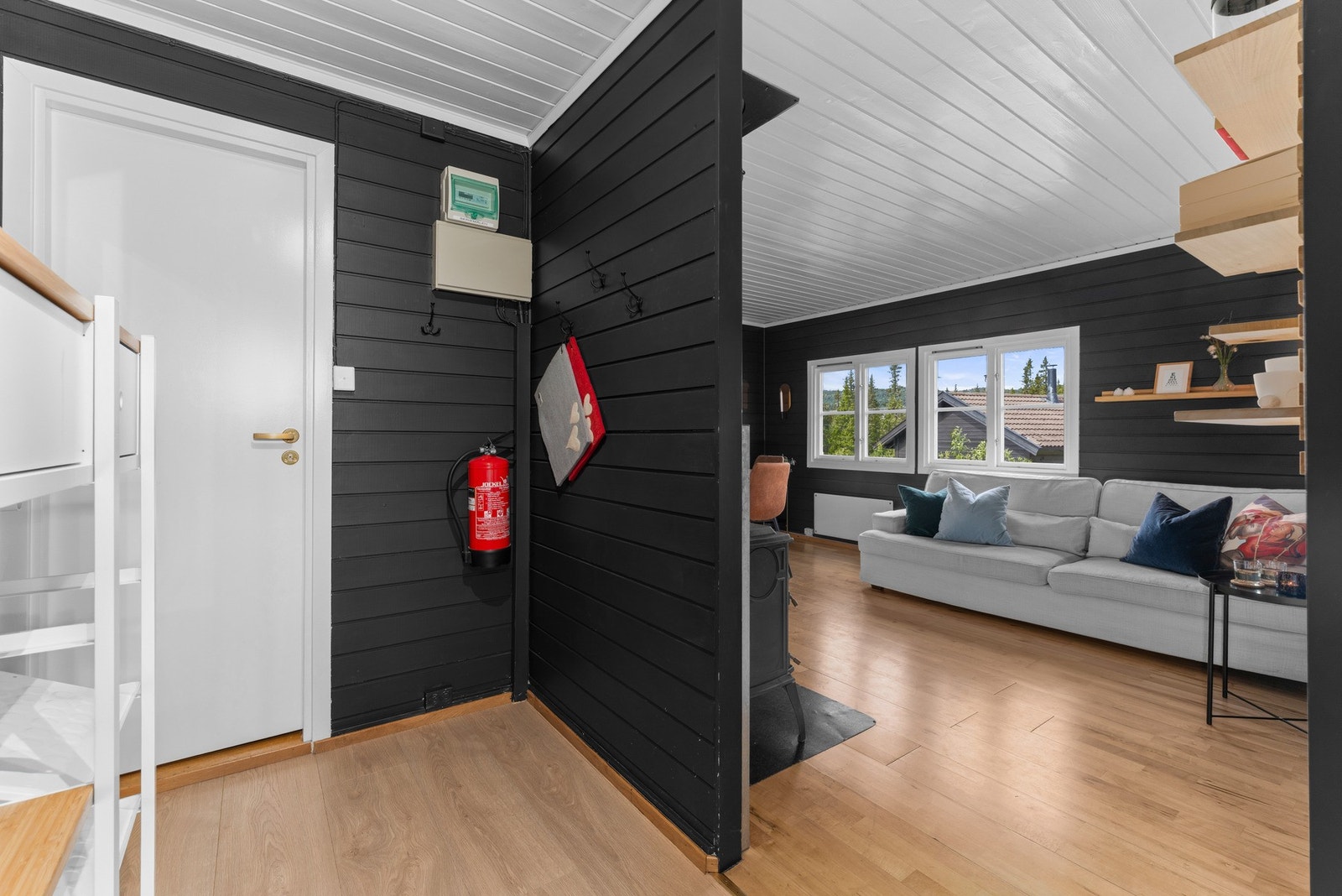 Herfra er det adkomst til badet, hovedsoverommet og videre inn i oppholdsrommet. Galleribilde