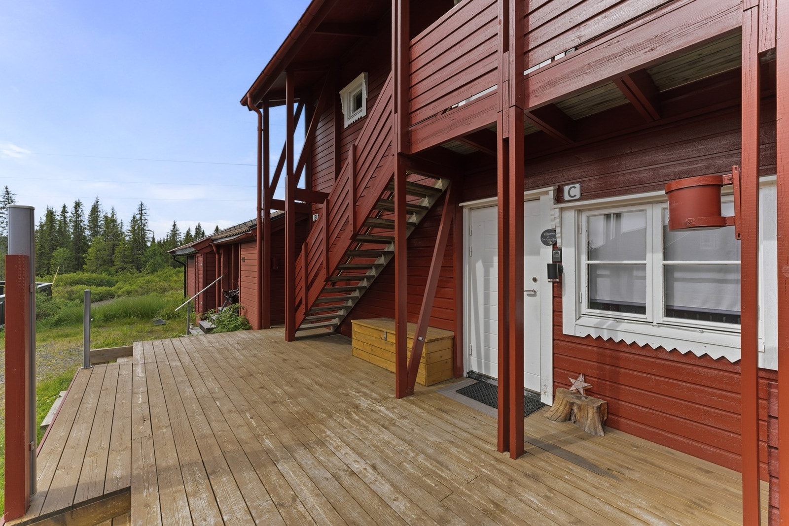 Leiligheten disponerer en terrasse i felleskap med naboen i etasjen under, hvor du kan nyte solen fra tidlig morgen til utpå dagen i sommerhalvåret. Galleribilde