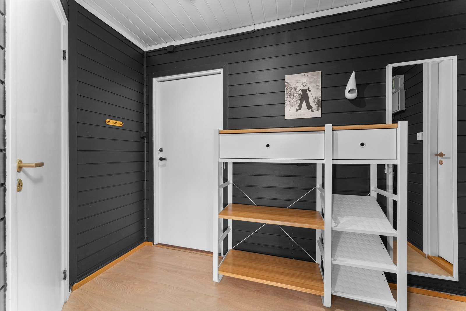 Praktisk entré med plass til oppbevaring av yttertøy, sko og turutstyr. Galleribilde
