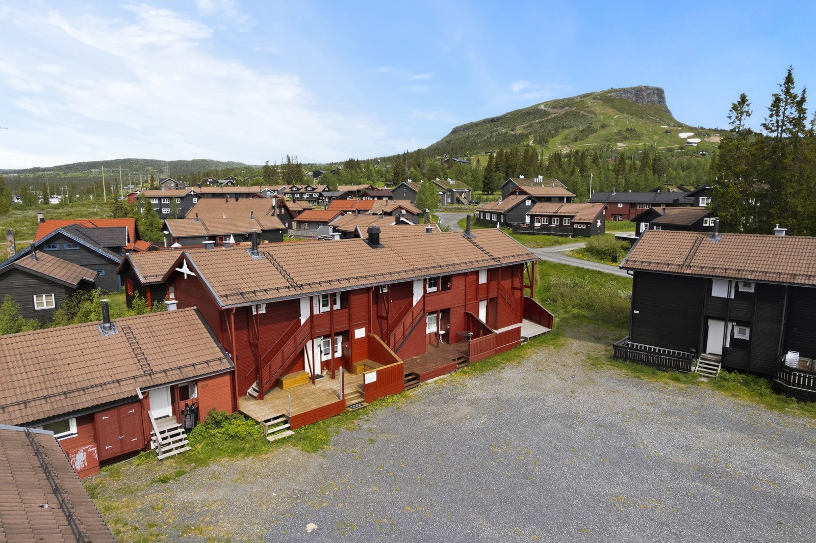Skeikampen er en attraktiv helårsdestinasjon. Sommer og høst byr på fantastiske turmuligheter til fots og på sykkel, gjennom seterlandskap, fjellveier og merkede stier. Galleribilde