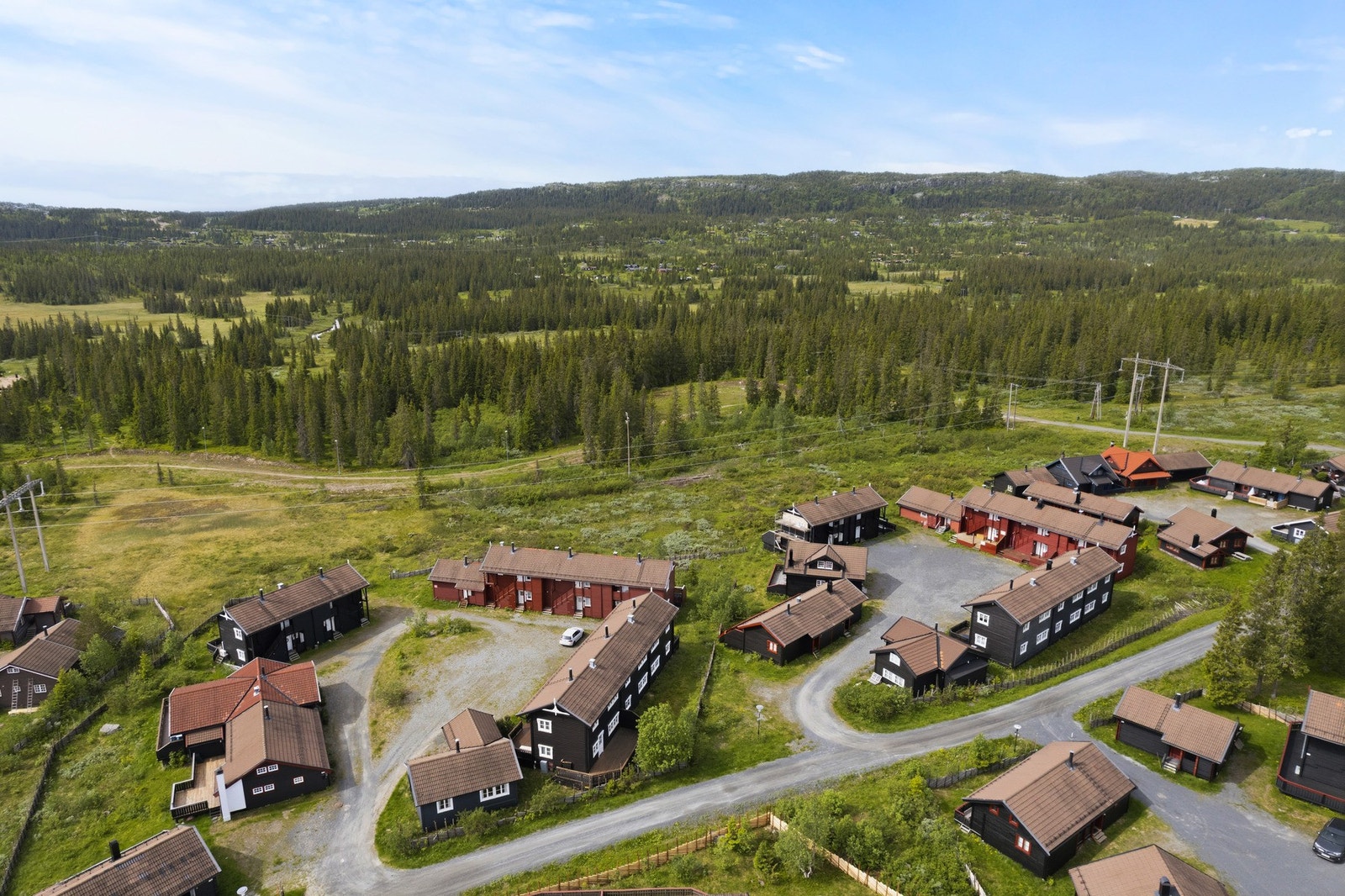 Rett utenfor døren finner du et omfattende nettverk av tur- og langrennsløyper, og leiligheten ligger i umiddelbar nærhet til lysløypen som prioriteres som den første oppkjørte løypen ved sesongstart. Galleribilde