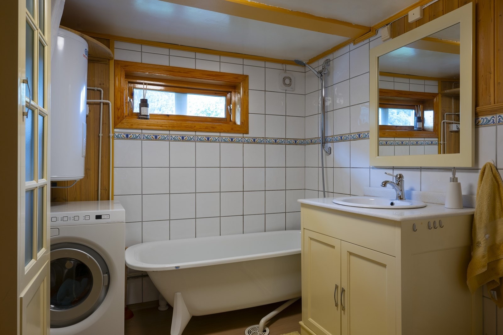 I tillegg til skapinnredning, badekar m/dusj og gulvmontert wc, har badet opplegg for vaskemaskin. Galleribilde