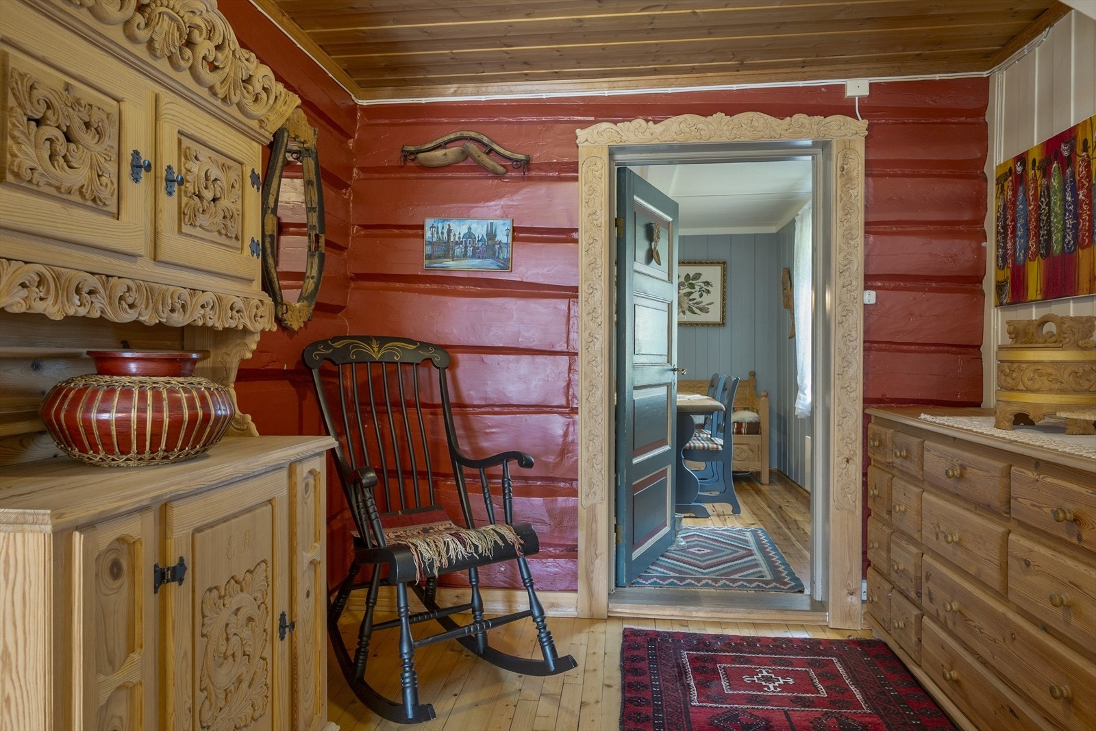En hyggelig, liten krok av stua har malte tømmervegger. Galleribilde