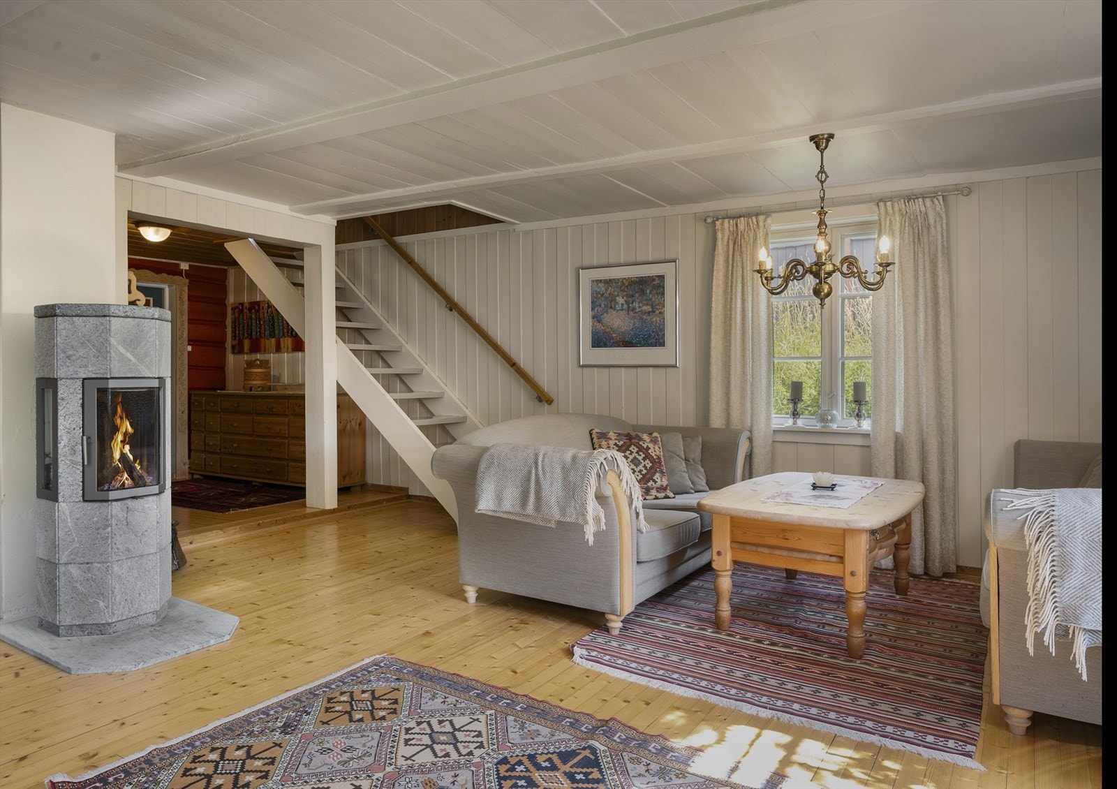 Det er god plass til sofagruppe, lenestoler og skap mm. Galleribilde