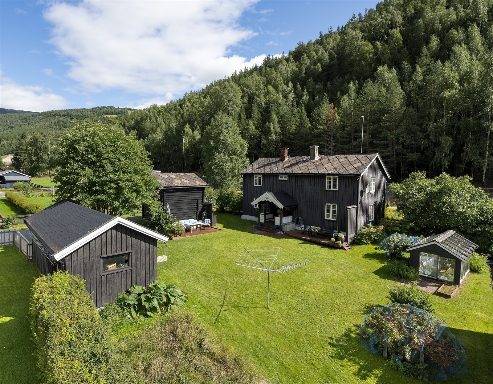 Her får man en eiendom med sjel som består av bolighus, garasje, uthus/stabbur og drivhus. Galleribilde
