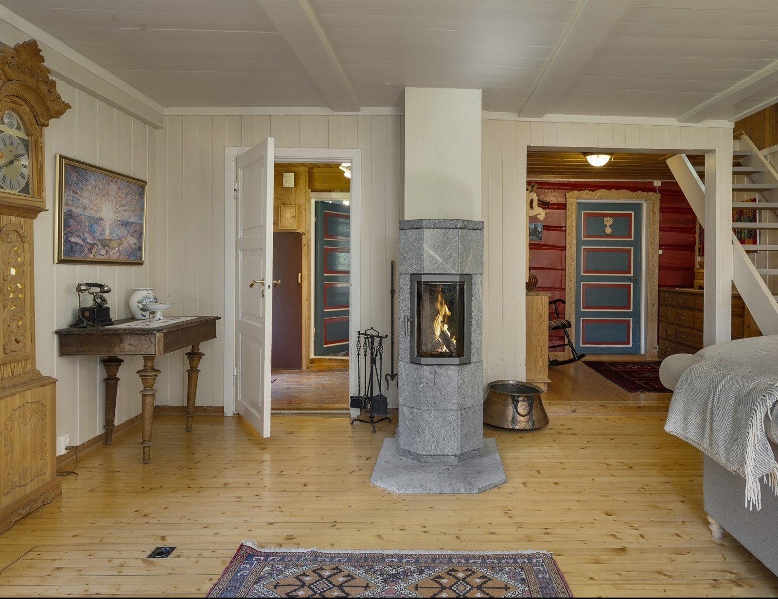 En pen klebersteinsovn sørger for god varme og ekstra hygge. Galleribilde