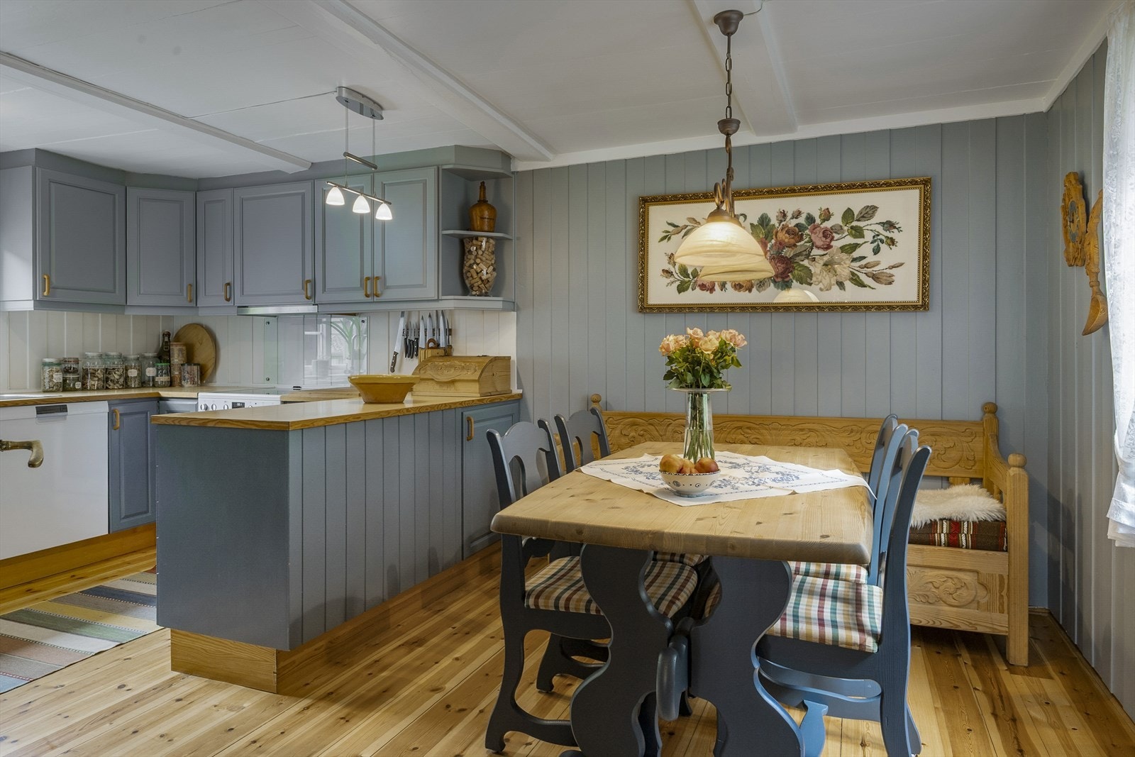 Spiseplassen gjør det enkelt å dekke på til flere. Galleribilde