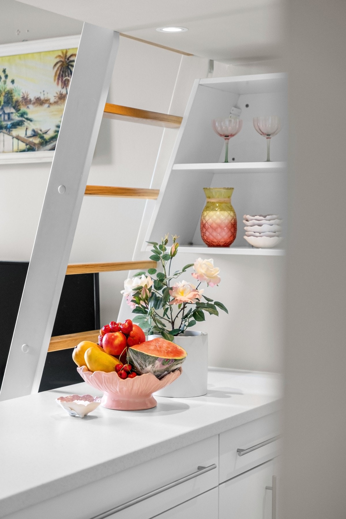 Innredningen har glatte fronter og benkeplate i laminat. Galleribilde