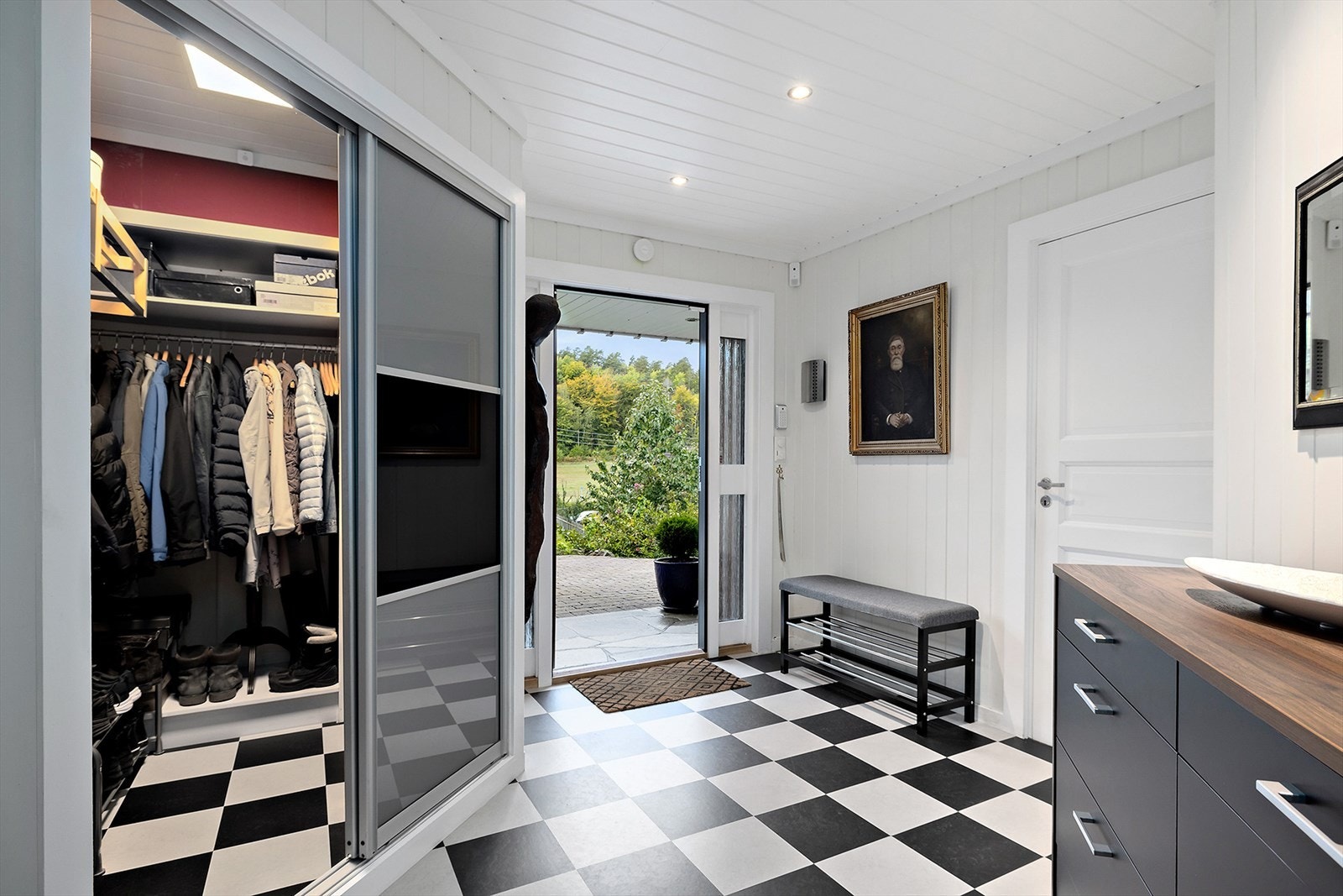 Velkommen inn! I entréen er det egen garderobe som er praktisk for å gjemme vekk yttertøyet, samt bod til høyre. Galleribilde