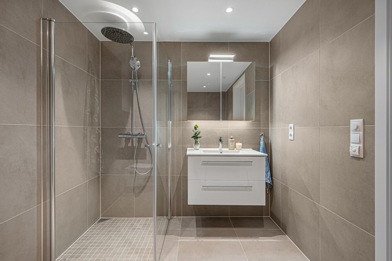 Badet i tilknytning til hovedsoverom har den perfekte kombinasjonen av komfort og moderne stil. Galleribilde