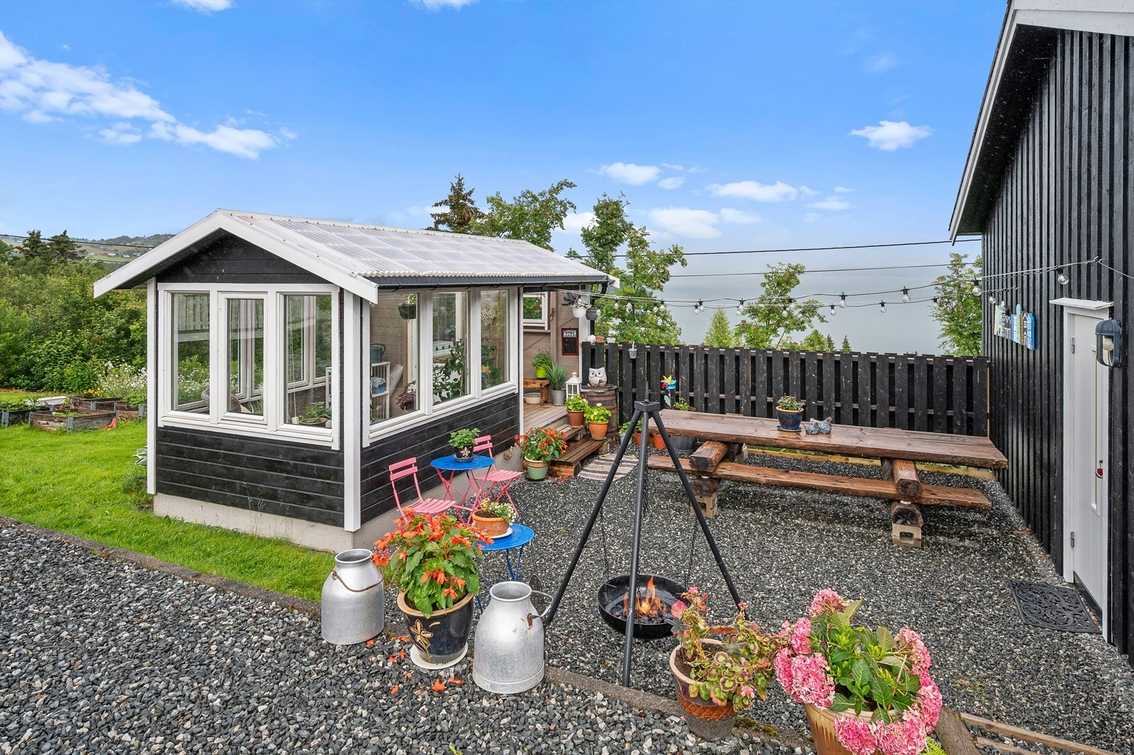 Her kan du nyte et smakfullt opparbeidet uteområde med gode sol- og utsiktsforhold. Galleribilde