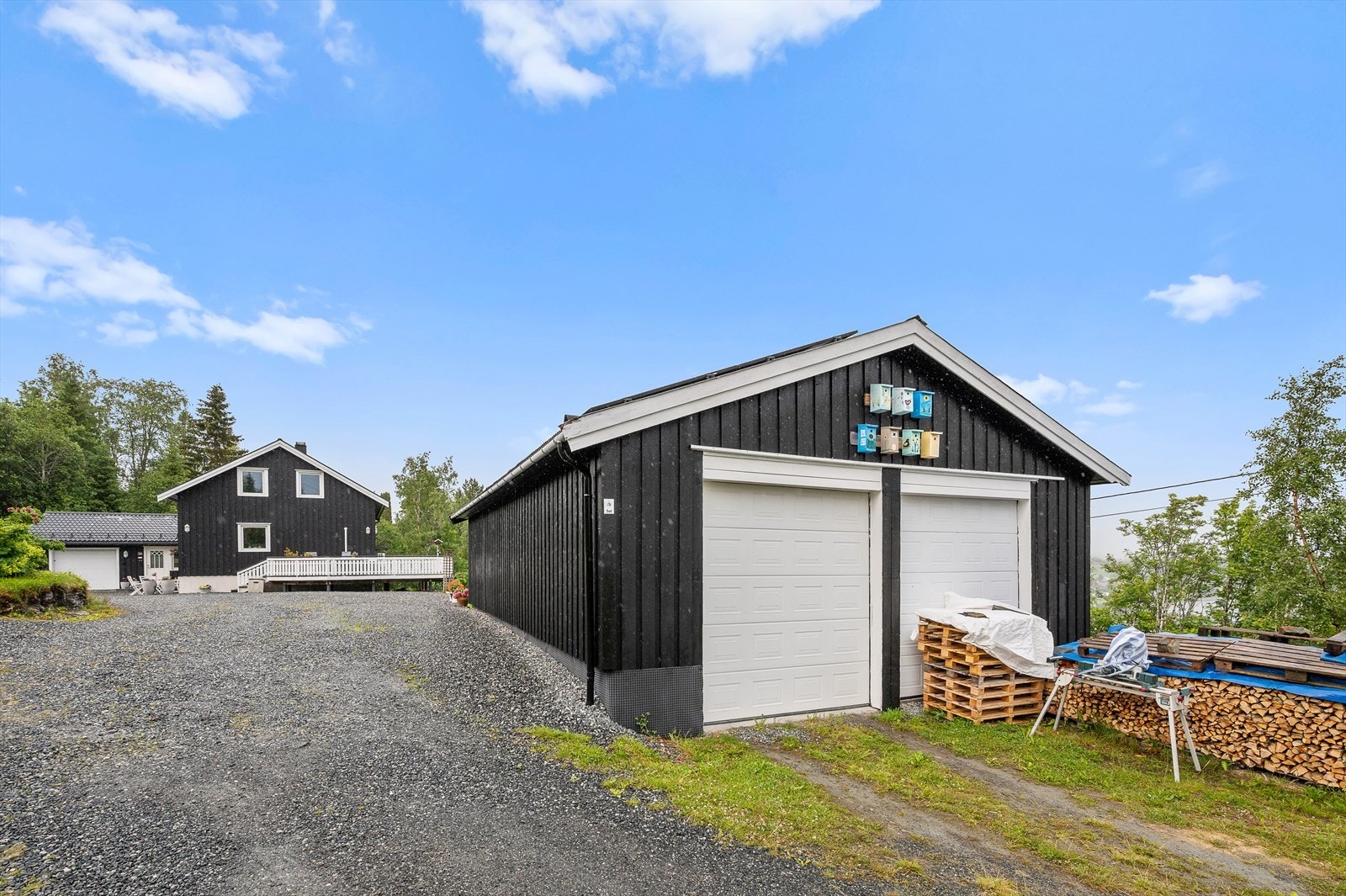 Garasjen har montert solceller på tak i 2022 med inverter og tilkobling til boligens strømnett. Galleribilde