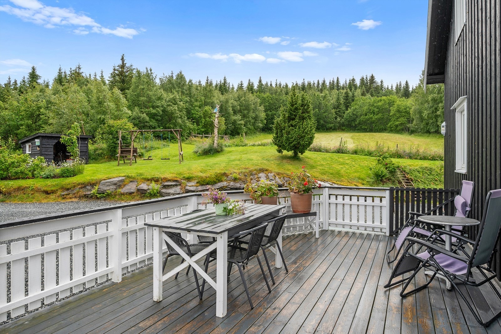 Terrassen er på hele 42 m² og har god plass til flere møbleringssoner. Galleribilde