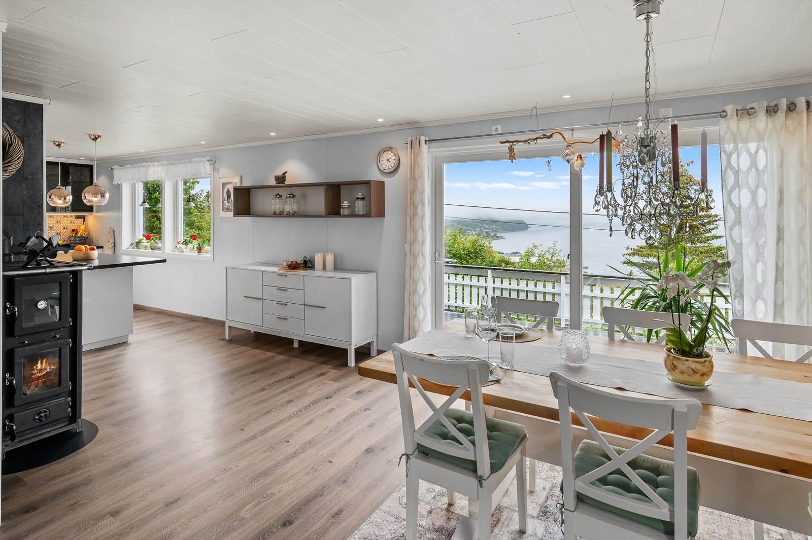Boligen er på hele 231 m². og byr på totalt 5 soverom og en egen utleiedel. Galleribilde