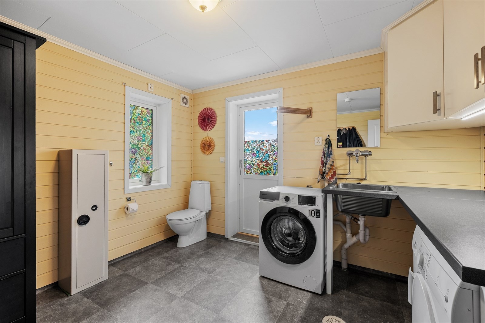 Boligen har et eget og praktisk plassert vaskerom ved inngangspartiet på hele 10 m². Galleribilde