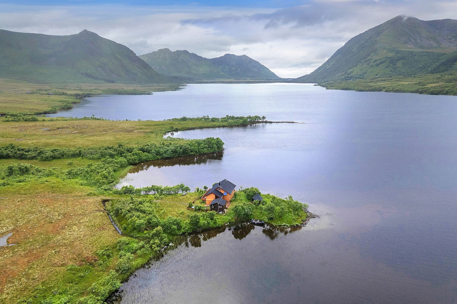 Panoramautsikt over vannet og de omkringliggende fjellene. Galleribilde
