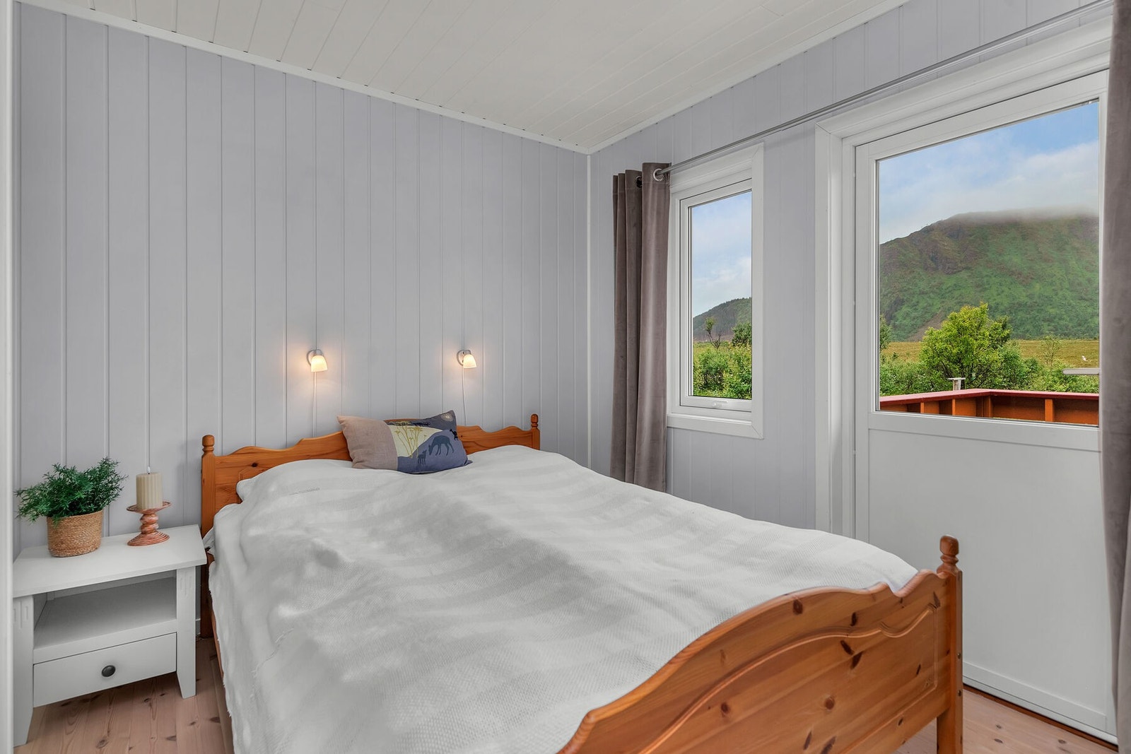 Fra soverommet er det direkte utgang til terrassen gjennom en verandadør fra 2014. Galleribilde