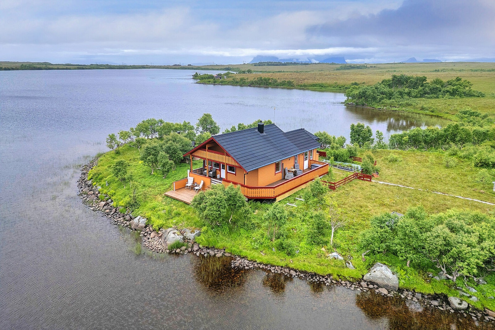 Den romslige terrassen er et naturlig samlingspunkt på eiendommen. Galleribilde