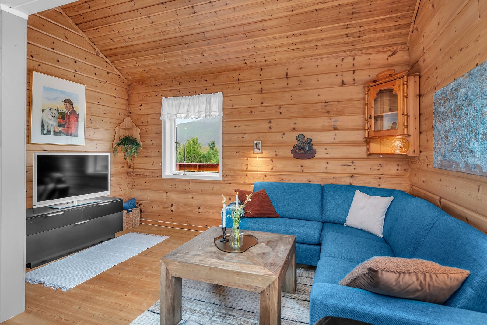 Stuen har god takhøyde og panelkledde vegger som gir en varm atmosfære. Galleribilde