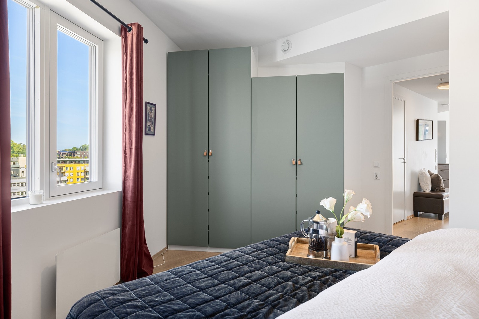 Fra soverommet har du i tillegg adkomst til en praktisk innvendig bod. Garderobeskapene og skyvedørsgarderobe på soverommet medfølger i handelen. Galleribilde