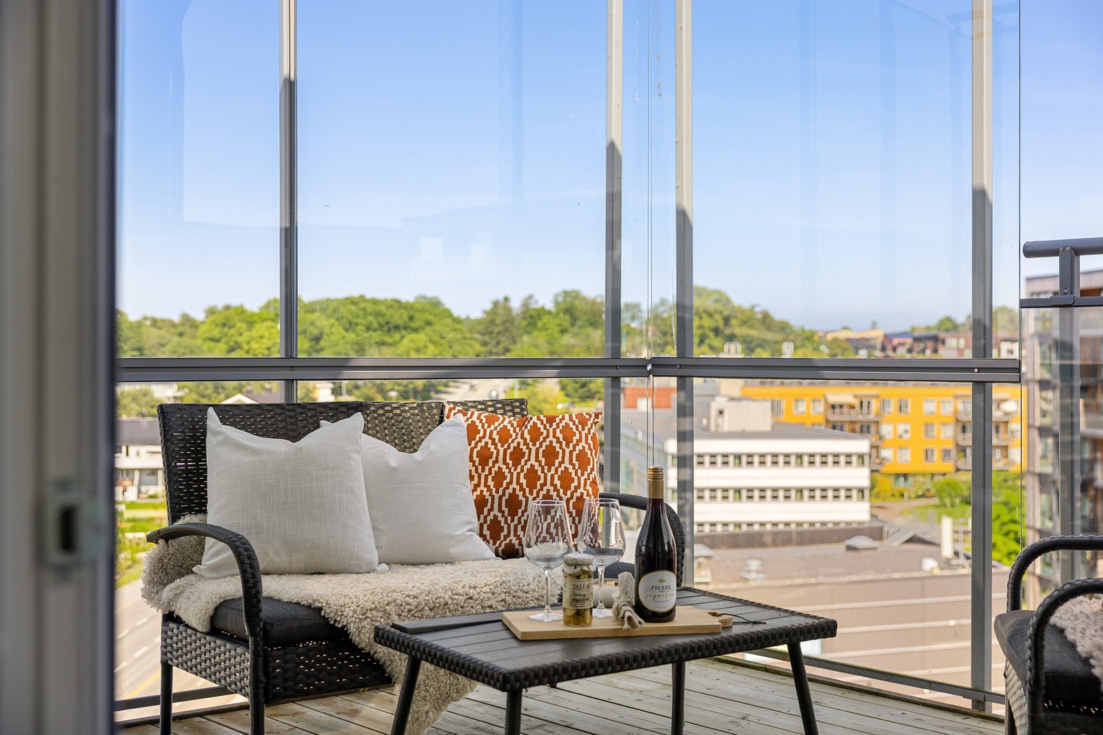 Detaljbilde. Dobbeltstikk og utebelysning på vegg. Galleribilde