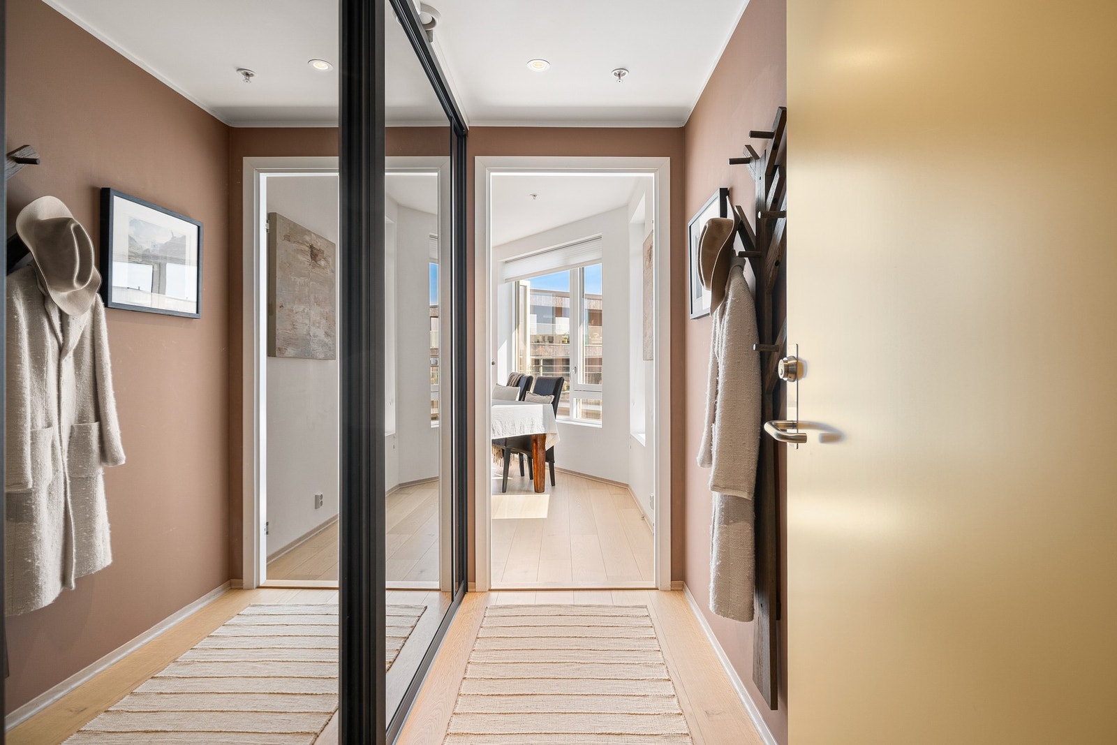 Entréen er på 4 kvm og er utstyrt med en praktisk skyvedørsgarderobe. Galleribilde